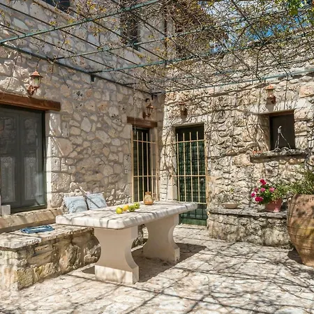 בית נופש Eri Traditional House